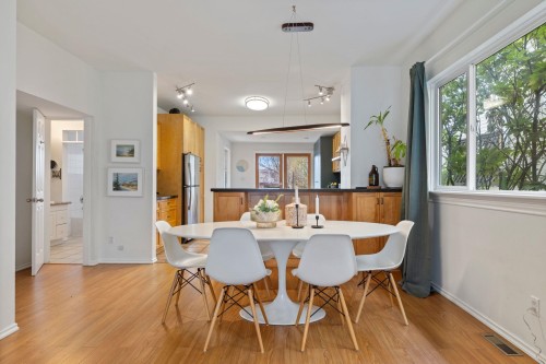 261 4Th Street E, North Vancouver, BC 