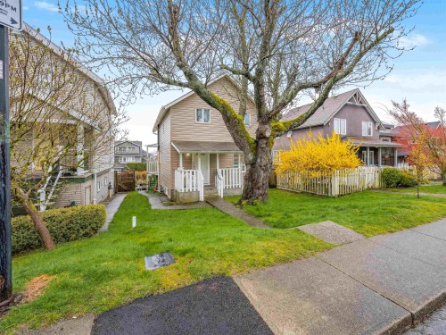 227 5th Street W North Vancouver, BC V7M 1J9