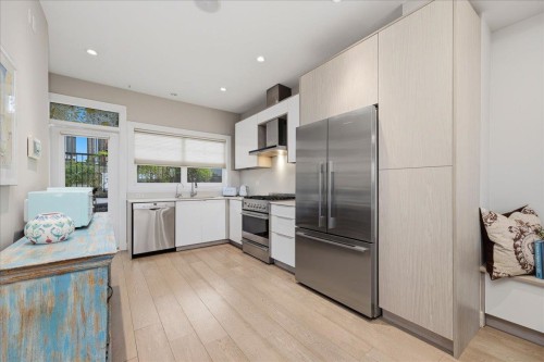 210 5Th Street W, North Vancouver, BC 