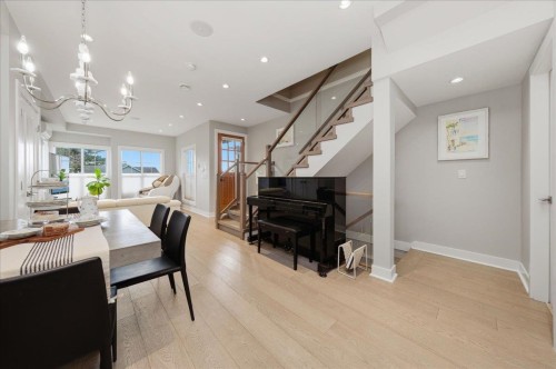 210 5Th Street W, North Vancouver, BC 