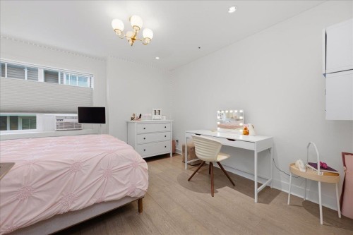 210 5Th Street W, North Vancouver, BC 