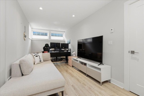 210 5Th Street W, North Vancouver, BC 