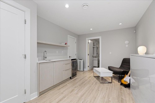 210 5Th Street W, North Vancouver, BC 