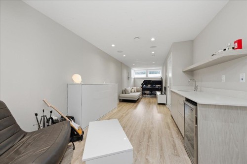 210 5Th Street W, North Vancouver, BC 