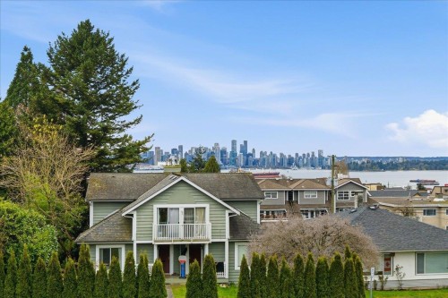210 5Th Street W, North Vancouver, BC 