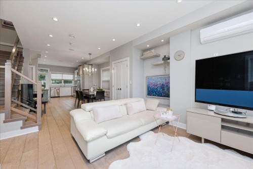 210 5Th Street W, North Vancouver, BC 