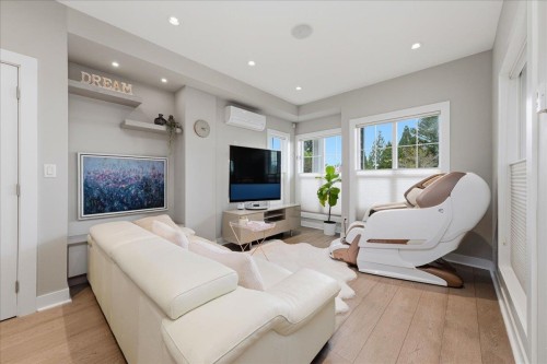 210 5Th Street W, North Vancouver, BC 