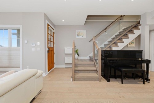 210 5Th Street W, North Vancouver, BC 