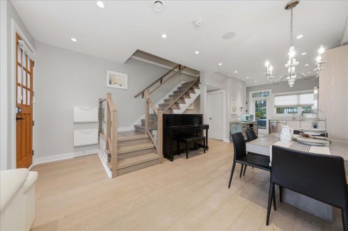 210 5Th Street W, North Vancouver, BC 