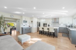 8649 11th Avenue Burnaby, BC V3N 2P9