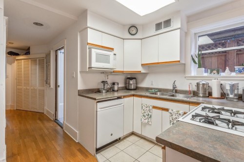 2582 6Th Avenue W, Vancouver, BC 