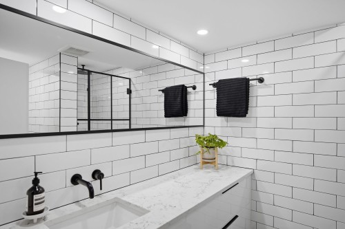 3321 Mountain Highway, North Vancouver, BC 