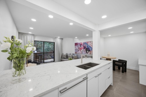 3321 Mountain Highway, North Vancouver, BC 