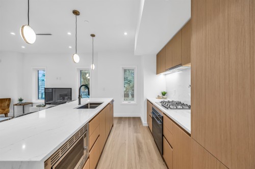 1016 52Nd Avenue W, Vancouver, BC 