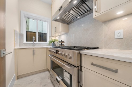 361 22Nd Street E, North Vancouver, BC 