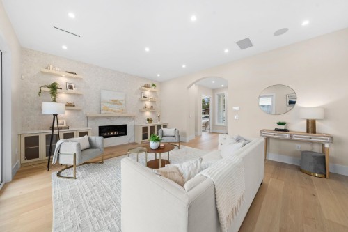 361 22Nd Street E, North Vancouver, BC 