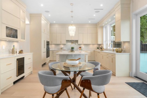 361 22Nd Street E, North Vancouver, BC 