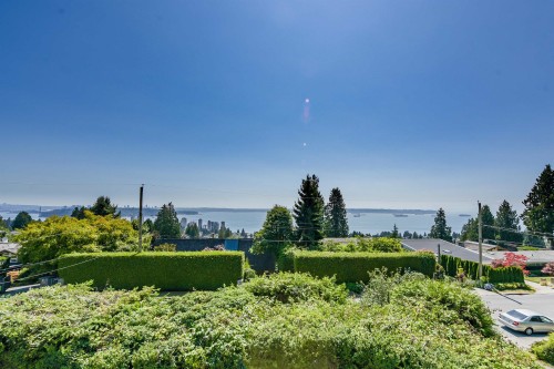 2365 Queens Avenue  West Vancouver, BC V7V 2Y7