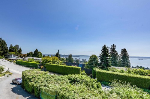 2365 Queens Avenue, West Vancouver, BC 