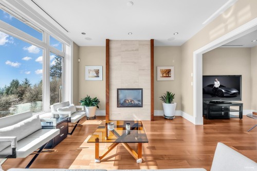 102-2575 Garden Court, West Vancouver, BC 