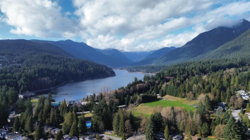 922 Canyon Boulevard, North Vancouver, BC 