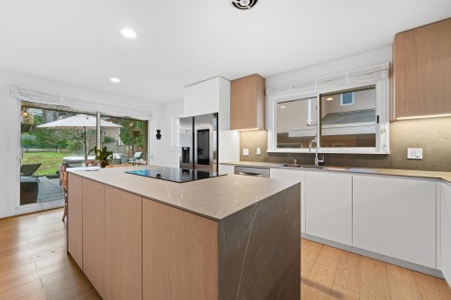 6422 Douglas Street, West Vancouver, BC 