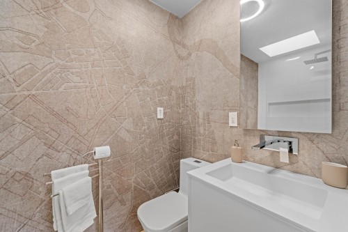 6422 Douglas Street, West Vancouver, BC 