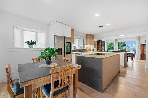 6422 Douglas Street, West Vancouver, BC 