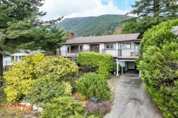 702 Winona Avenue  North Vancouver, BC V7R 2B1