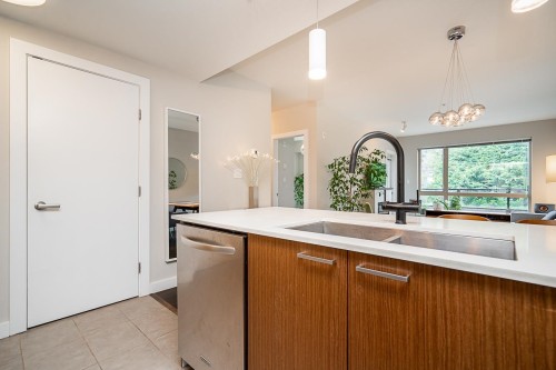208-1330 Marine Drive, North Vancouver, BC 