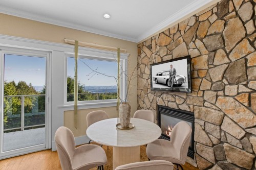 1371 Burnside Road, West Vancouver, BC 