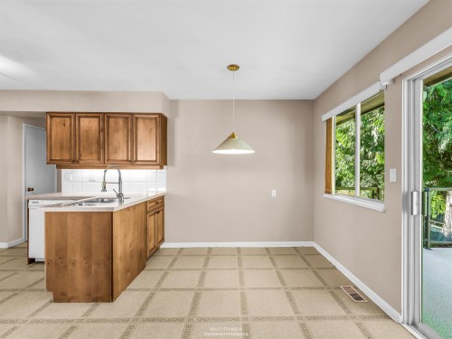 1110 Lodge Road, North Vancouver, BC 