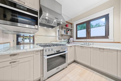 2809 Edgemont Boulevard, North Vancouver, BC 