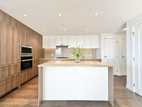 1005-3280 Corvette Way, Richmond, BC - Indoor Photo Showing Kitchen With Upgraded Kitchen