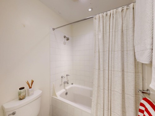 304-1528 Bowser Avenue, North Vancouver, BC 