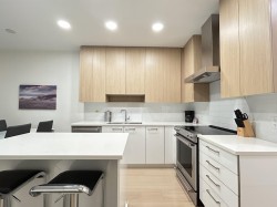 212-5460 Broadway Burnaby, BC V5B 0B4