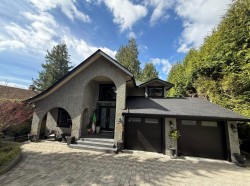 3263 Norwood Avenue North Vancouver, BC V7N 3P2