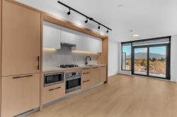 7XX-2729 Kingsway Vancouver, BC V5R 0M6