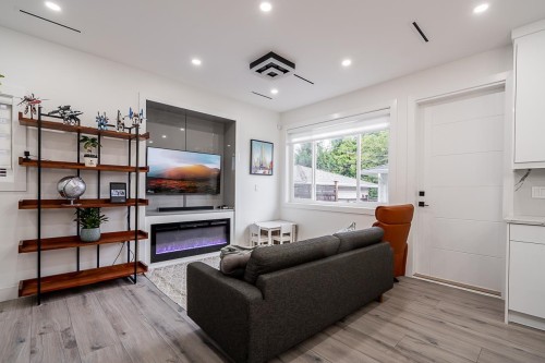 #2-4675 Canada Way, Burnaby, BC 