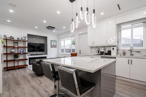 #2-4675 Canada Way, Burnaby, BC 