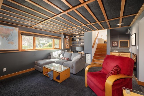 1374 15Th Street E, North Vancouver, BC 