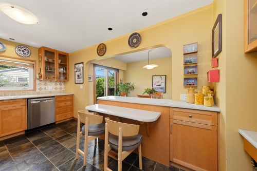 818 6Th Street E, North Vancouver, BC 