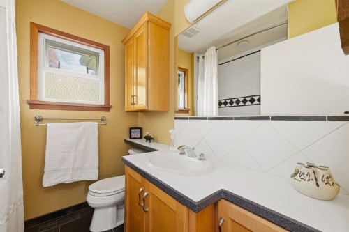 818 6Th Street E, North Vancouver, BC 