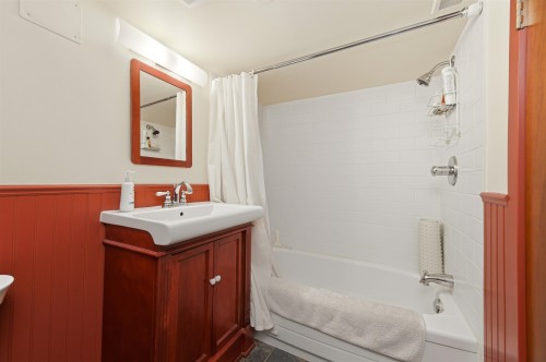 818 6Th Street E, North Vancouver, BC 