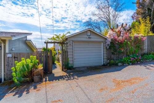 818 6Th Street E, North Vancouver, BC 