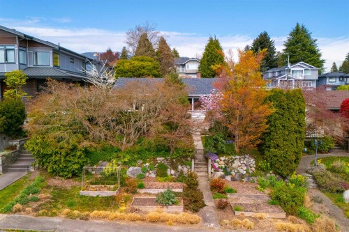 818 6Th Street E, North Vancouver, BC 