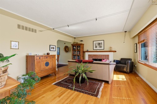 818 6Th Street E, North Vancouver, BC 