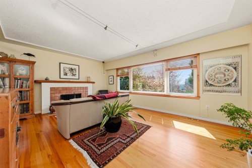 818 6Th Street E, North Vancouver, BC 