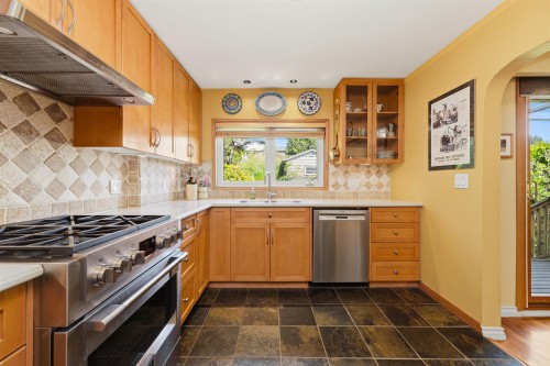 818 6Th Street E, North Vancouver, BC 