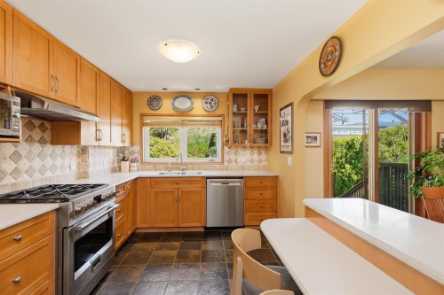 818 6Th Street E, North Vancouver, BC 